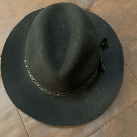 Justice Black Hat with accent - Picture 1 of 4
